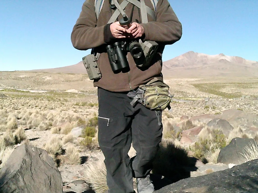 Profesional realizando monitoreo de fauna en terreno altiplánico