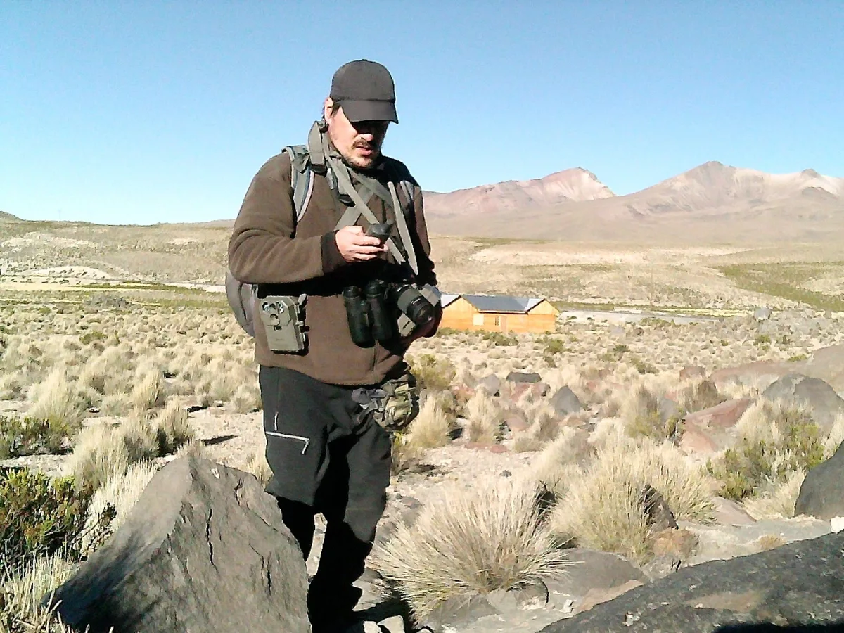 Profesional realizando trabajo de terreno con equipos de observación en ambiente altiplánico
